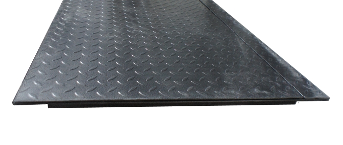 Вид сверху на рифленый люк Контур