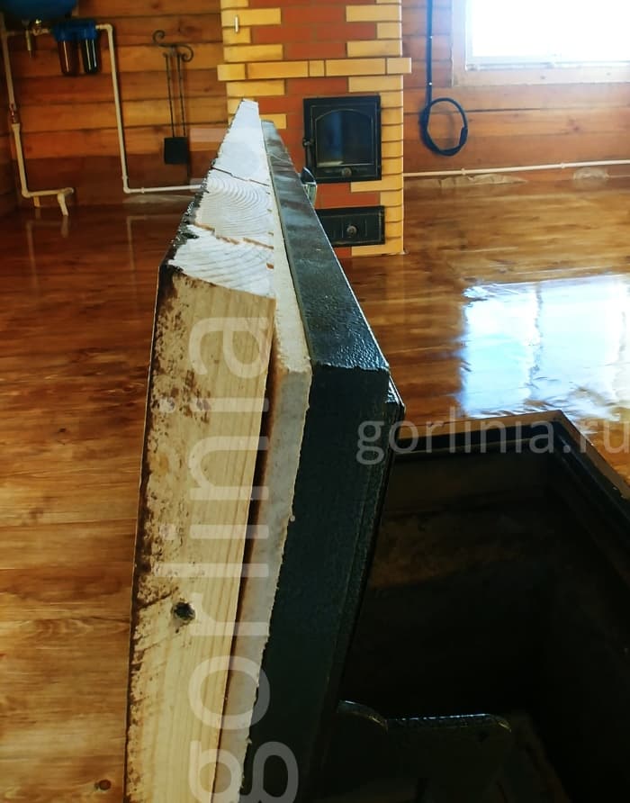 Сороковая доска на напольном люке для погреба